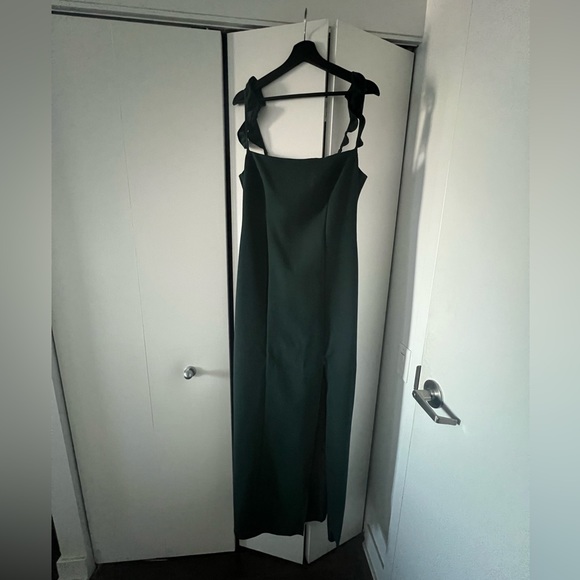 Long emerald green fitted dress with ruffled detailed straps - Picture 3 of 9